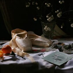 Ogni giorno veniamo a contatto con oggetti che sono realizzati con materiali che vengono chiamati “intelligenti” in quanto reagiscono ai cambiamenti dell’ambiente che li circonda. Basti pensare ai cristalli liquidi che troviamo all’interno dei termometri; in base alla temperatura, mutano la loro struttura per “dare una risposta”. Ciò significa che una delle loro proprietà può essere modificata da una condizione esterna, il cambiamento è reversibile e può essere ripetuto molte volte. Esistono una vasta gamma di diversi materiali intelligenti: ognuno offre diverse proprietà che possono essere modificate. I materiali termocromici, cambiano prevalentemente colore in risposta alle fluttuazioni di temperatura, ne esistono essenzialmente di due tipologie: i classici cristalli liquidi oppure i coloranti leuco. I cristalli liquidi sono utilizzati in molti prodotti, tra cui i termometri per la fronte, i termometri da camera, i termometri per frigoriferi, pezzi di giocattoli, stress tester e altre applicazioni. I materiali termocromici a cristalli liquidi sono materiali possono essere utilizzati per diversi ambiti, hanno una elevata capacità di variazione, sono difficili da lavorare, richiedono tecniche di produzione altamente specializzate per ottenere il prodotto finale. Sono generalmente utilizzati per applicazioni in cui è richiesta una elevata precisione, questo perché il punto di risposta alla temperatura può essere progettato minuziosamente, per questo si ritrovano in applicazioni mediche dove è necessario conoscere con precisione la temperatura. Materiali leuco termocromici L’altro tipo di materiale termocromico utilizzato nel mercato è chiamato colorante leuco e viene comunemente usato negli ambiti pubblicitari, negli imballaggi di consumo, per le etichette dei prodotti, nelle stampe di sicurezza oppure in applicazioni innovative come parti sensibili alle alte temperature di gadget o articoli promozionali, giocattoli o tessuti. Diversamente dai cristalli liquidi, i materiali termocromici leuco sono meno precisi, ma sono più facili manipolare, si utilizzano sugli imballaggi, per l’etichettatura dei prodotti o per funzioni speciali di gadget e giocattoli. Inchiostro termocromico a cambiamento permanente Esistente un terzo tipo di materiale che cambia con la temperatura, sto parlando dell’inchiostro termocromico permanente, un pigmento che cambia la sua struttura in maniera definitiva se attivato dalle alte temperature. Offre un graduale cambiamento di colore che diventa più denso all’aumentare della temperatura. Gli inchiostri sono disponibili nell’intervallo da 60°C a 200°C e in due colori standard: da bianco a magenta e da bianco a nero. Le applicazioni includono allarmi ad alta temperatura, immagini di sicurezza, controllo farmaceutico, avvisi di sicurezza, controllo e convalida scontrini, tanto per per nominarne alcuni. Questa tipologia di materiale termocromico, una volta raggiunto il limite per cui è definito, non può essere più ripristinato allo stato attuale, ciò lo rende molto utile negli ambiti in cui è necessario un controllo di sicurezza, un avviso oppure un segnale di allarme. L’uso di questi materiale è molto richiesto nell’ambito industriale e alimentare, soprattutto per gli inchiostri irreversibili, per i cristalli liquidi oppure i materiali leuco, l’applicazione si trova in moltissimi settori dove è necessario ottenere un risultato dalla variazione di temperatura dell’ambiente circostante.