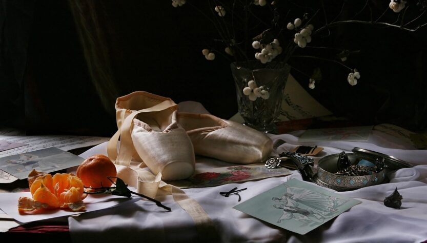 Ogni giorno veniamo a contatto con oggetti che sono realizzati con materiali che vengono chiamati “intelligenti” in quanto reagiscono ai cambiamenti dell’ambiente che li circonda. Basti pensare ai cristalli liquidi che troviamo all’interno dei termometri; in base alla temperatura, mutano la loro struttura per “dare una risposta”. Ciò significa che una delle loro proprietà può essere modificata da una condizione esterna, il cambiamento è reversibile e può essere ripetuto molte volte. Esistono una vasta gamma di diversi materiali intelligenti: ognuno offre diverse proprietà che possono essere modificate. I materiali termocromici, cambiano prevalentemente colore in risposta alle fluttuazioni di temperatura, ne esistono essenzialmente di due tipologie: i classici cristalli liquidi oppure i coloranti leuco. I cristalli liquidi sono utilizzati in molti prodotti, tra cui i termometri per la fronte, i termometri da camera, i termometri per frigoriferi, pezzi di giocattoli, stress tester e altre applicazioni. I materiali termocromici a cristalli liquidi sono materiali possono essere utilizzati per diversi ambiti, hanno una elevata capacità di variazione, sono difficili da lavorare, richiedono tecniche di produzione altamente specializzate per ottenere il prodotto finale. Sono generalmente utilizzati per applicazioni in cui è richiesta una elevata precisione, questo perché il punto di risposta alla temperatura può essere progettato minuziosamente, per questo si ritrovano in applicazioni mediche dove è necessario conoscere con precisione la temperatura. Materiali leuco termocromici L’altro tipo di materiale termocromico utilizzato nel mercato è chiamato colorante leuco e viene comunemente usato negli ambiti pubblicitari, negli imballaggi di consumo, per le etichette dei prodotti, nelle stampe di sicurezza oppure in applicazioni innovative come parti sensibili alle alte temperature di gadget o articoli promozionali, giocattoli o tessuti. Diversamente dai cristalli liquidi, i materiali termocromici leuco sono meno precisi, ma sono più facili manipolare, si utilizzano sugli imballaggi, per l’etichettatura dei prodotti o per funzioni speciali di gadget e giocattoli. Inchiostro termocromico a cambiamento permanente Esistente un terzo tipo di materiale che cambia con la temperatura, sto parlando dell’inchiostro termocromico permanente, un pigmento che cambia la sua struttura in maniera definitiva se attivato dalle alte temperature. Offre un graduale cambiamento di colore che diventa più denso all’aumentare della temperatura. Gli inchiostri sono disponibili nell’intervallo da 60°C a 200°C e in due colori standard: da bianco a magenta e da bianco a nero. Le applicazioni includono allarmi ad alta temperatura, immagini di sicurezza, controllo farmaceutico, avvisi di sicurezza, controllo e convalida scontrini, tanto per per nominarne alcuni. Questa tipologia di materiale termocromico, una volta raggiunto il limite per cui è definito, non può essere più ripristinato allo stato attuale, ciò lo rende molto utile negli ambiti in cui è necessario un controllo di sicurezza, un avviso oppure un segnale di allarme. L’uso di questi materiale è molto richiesto nell’ambito industriale e alimentare, soprattutto per gli inchiostri irreversibili, per i cristalli liquidi oppure i materiali leuco, l’applicazione si trova in moltissimi settori dove è necessario ottenere un risultato dalla variazione di temperatura dell’ambiente circostante.