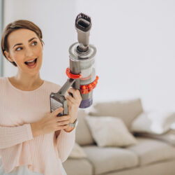 Scopa elettrica, sì o no? Scopriamo i vantaggi di questo strumento