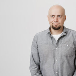 Perché sempre più uomini restano calvi (e le donne no)? Ecco la spiegazione scientifica