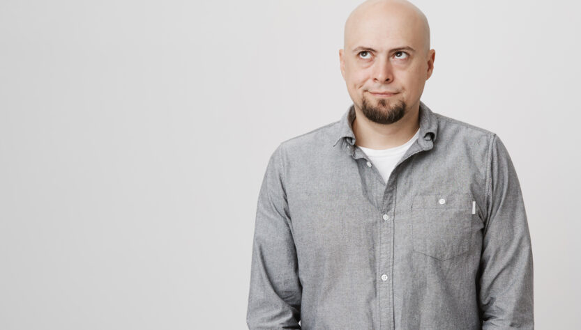 Perché sempre più uomini restano calvi (e le donne no)? Ecco la spiegazione scientifica