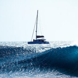Differenza tra catamarano e barca a vela: quali sono le caratteristiche?
